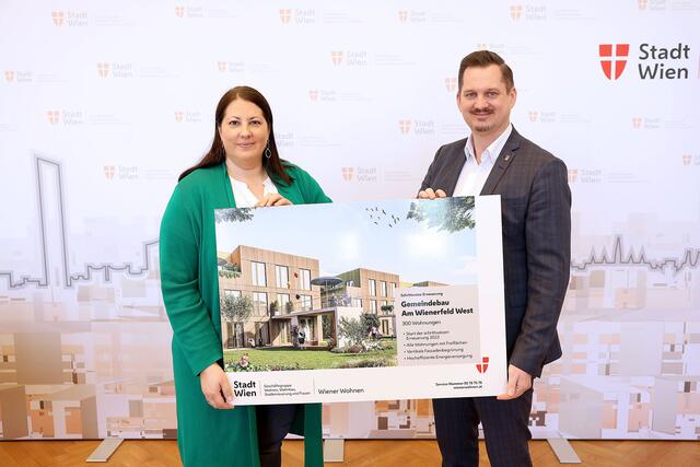 Vizebürgermeisterin Kathrin Gaál und Favoritens Bezirksvorsteher Marcus Franz (beide SPÖ) präsentieren "Wienerfeld West neu". | Foto: Votava/PID