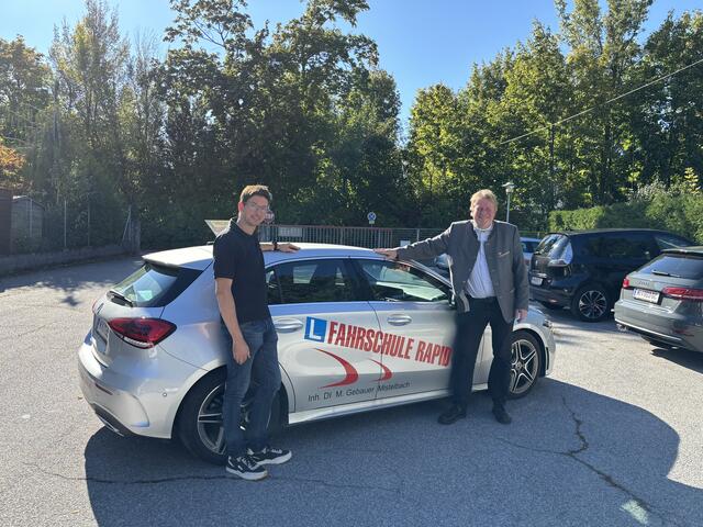 Der Inhaber der Fahrschule Rapid Michael Gebauer und der Poysdorfer Pfarrer Kolo.  | Foto: Thiem