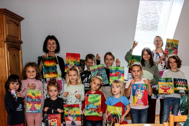 Christine Meklin-Sumnitsch und Victoria Meklin mit den jungen Workshopteilnehmern – die Kinder haben mit Begeisterung kreativ gearbeitet und tolle Kunstwerke geschaffen. | Foto: Rosina Katz-Logar