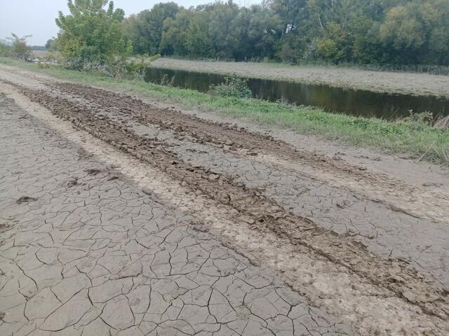 Eine dicke Schlammschicht bedeckt die Dammstraße Richtung Bruckneudorf.  | Foto: Bundesheer