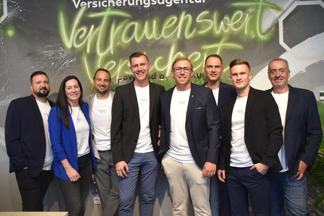 Das Team von "Vertrauenswert Versichert": Christian Kaiser, Doris Schlögl, Matthias Bauer, Alexander Schlögl, Manuel Weinrauch, Dalibor Markovic, Thomas Kandlhofer, Kurt Werderits | Foto: Michael Strini