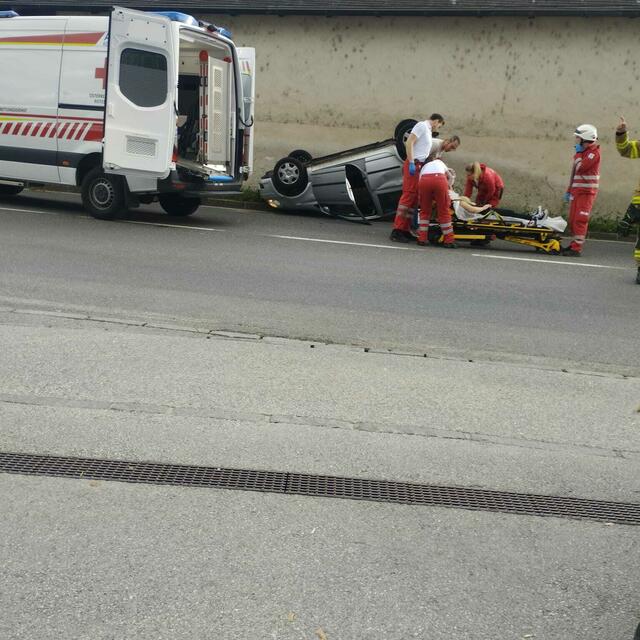 Totalschaden nach schwerem Auffahrunfall: Ein Auto prallte gegen ein Gebäude und blieb am Dach im Bankett liegen. | Foto: privat