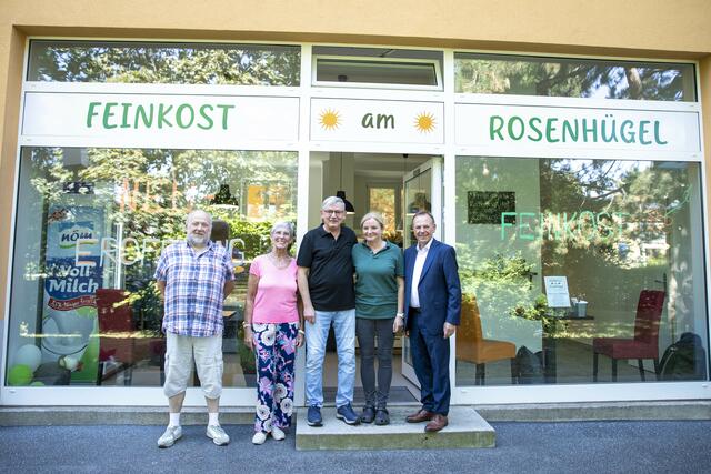 V.l.: Nachbar Helmut Hillebrand, Stammkundin Trixi Schuba, die Betreiber Irek und Ewa Peczka sowie Bezirksvorsteher Gerald Bischof (SPÖ).  | Foto: BV23