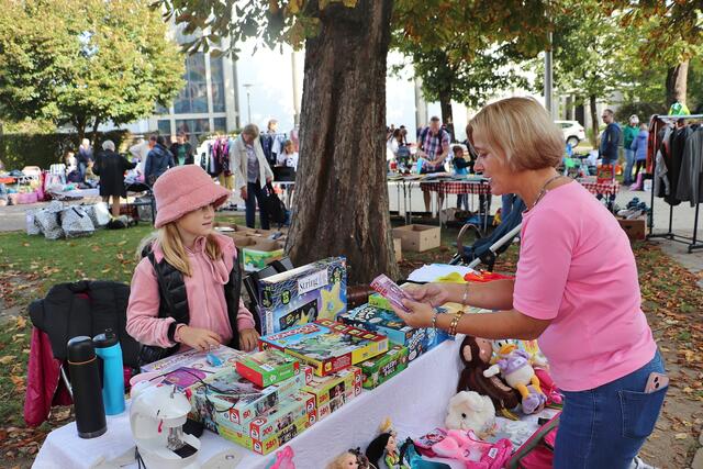 Beim Flohmarkt für Kindersachen warten Bekleidung, Spielsachen oder Sportartikel auf neue  Besitzer. | Foto: Edith Ertl