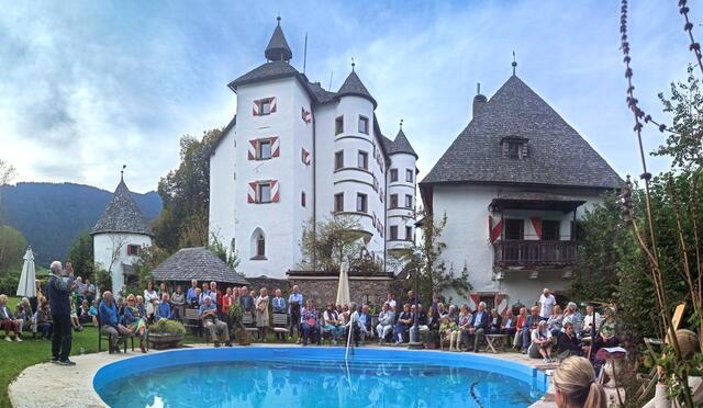 Rund 100 Besucher im Schloss Münichau. | Foto: Hannes Rass