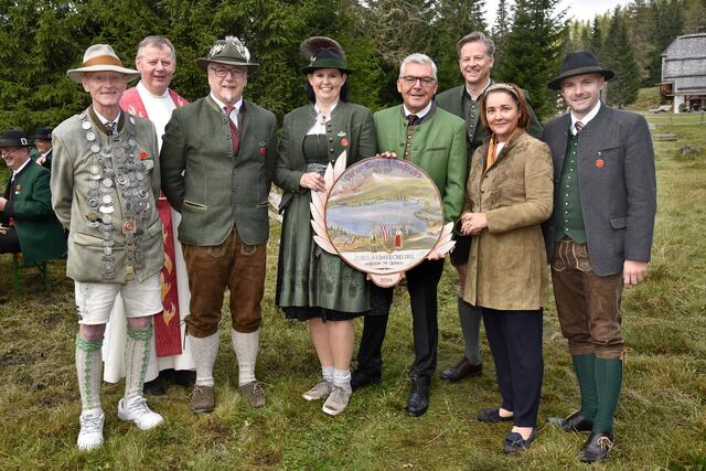 Bei der Jubiläumsfeier des Preberschießens in Tamsweg, 21. September 2024. Im Bild v. li.: Peter Kröll (Schützenkaiser und Maler der Schießscheibe), Pfarrer Gerhard Fuchsberger, Peter Lintschinger (Oberschützenmeister Stellvertreter), Sandra Etschbacher (Oberschützenmeisterin), Landesrat Josef Schwaiger, Bürgermeister Wolfgang Pfeifenberger, Bezirkshauptfrau Michaela Rohrmoser und LAbg.  Markus Schaflechner (Geschäftsführer Regionalverband Lungau). | Foto: Land Salzburg / Franz Neumayr 