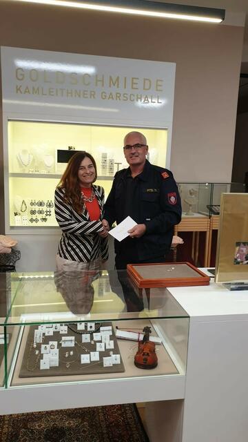 Goldschmiedin Andrea Kamleithner-Garschall und FF-Kommandant HBI Thomas Pitzl | Foto: Peter Garschall