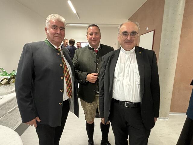 Senator Hans Kindermann und Stephan Kindermann mit Bischof Wilhelm Krautwaschl bei einem Rundgang durch die neuen Räumlichkeiten. | Foto: MeinBezirk/Waltraud Fischer