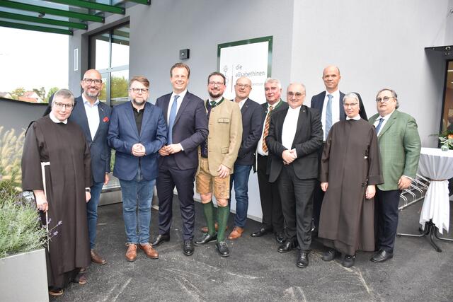 Vor dem Gesundheitszentrum in Leibnitz (vl.): Generalvikarin Sr. Laurentia Niggas, Bürgermeister Michael Schumacher, Klubobmann Hannes Schwarz, Landesrat Karlheinz Kornhäusl, ärztlicher Leiter Wolfgang Lechner, ÖGK Steiermark – Vorsitzender Ing. Josef Harb, Bauherr Hans Kindermann, Diözesanbischof Wilhelm Krautwaschl, Geschäftsführer Christian Lagger, Sr. Clara Berger, Ärztekammervizepräsident Prof. Dietmar Bayer | Foto: MeinBezirk/Waltraud Fischer