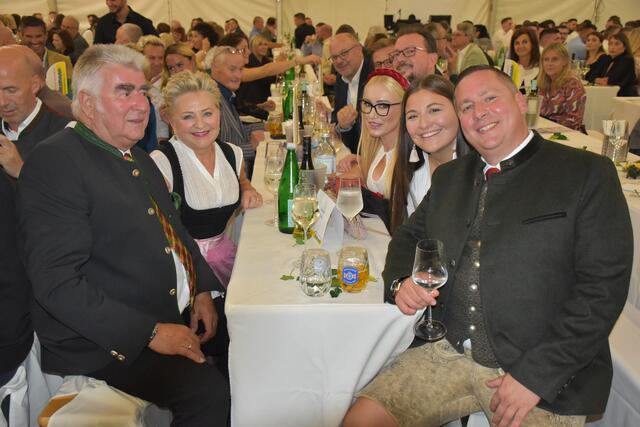 Das Festzelt platzte fast aus den Nähten, viele Wegbegleiterinnen und Wegbegleiter feierten mit der Familie Kindermann die Jubiläen.  | Foto: MeinBezirk/Fischer/Gady