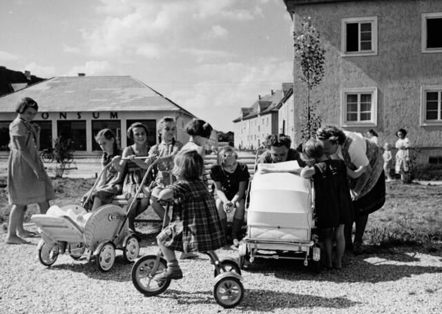 Eine Aufnahme aus dem Jahr 1960 zeigt die ehemalige Bergbauarbeiter-Siedlung in Riedersbach. | Foto: Tkauz