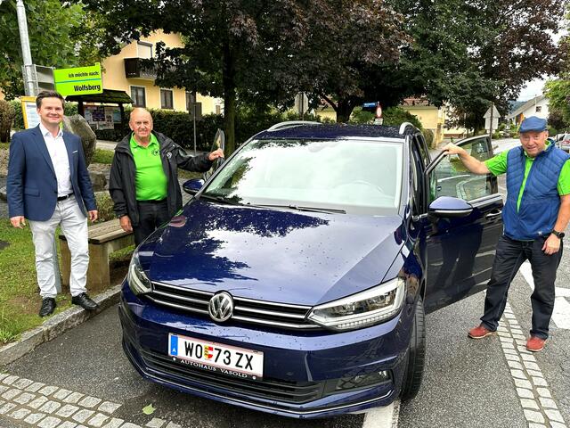Stadtrat Jürgen Jöbstl (links) und Dorfgemeinschaftsobmann Ferdinand
Schwaiger (rechts) mit dem ersten Passagier Mathias Rafling am neuen
Mitfahrbankerl in St. Marein. | Foto: Stadtgemeinde Wolfsberg