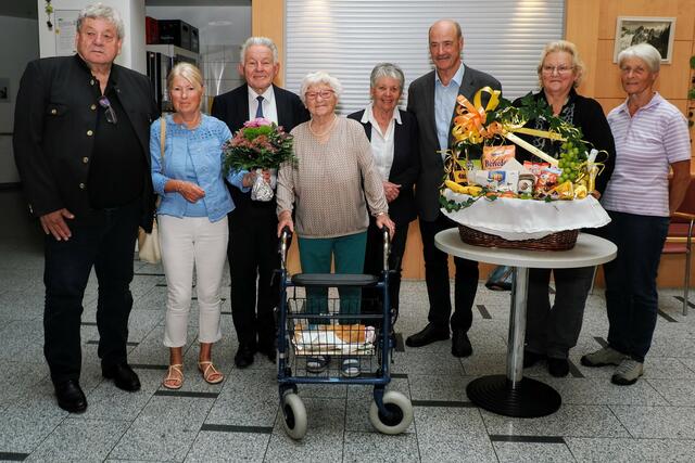 Obmann Karl Puchbauer, Frau Freudenthaler (Tochter von Frau Klapper), Landesobmann Josef Pühringer, die Jubilarin Margarete Klapper, Maria Langeneder, Obmann Josef Langeneder, Bezirksobfrau Hilde Baumgartner und Barbara Prenninger (von links). | Foto: OÖ Seniorenbund