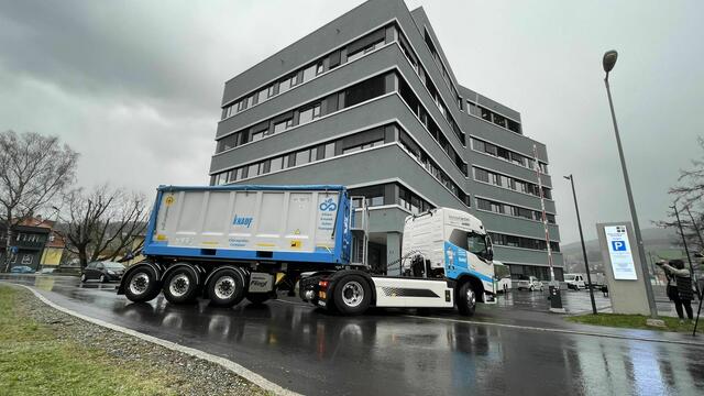 Bild vom neuen E-Lkw vor dem Brucker Innopark, dem Hauptquartier der Innofreight-Gruppe | Foto: innocube