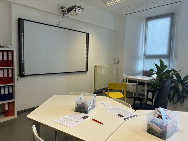 Neben Tablets und Laptops stehen auch Smartboards zur Verfügung, mit denen unter anderem spielerisch gelernt werden kann.  | Foto: Kriechbaum/MeinBezirk