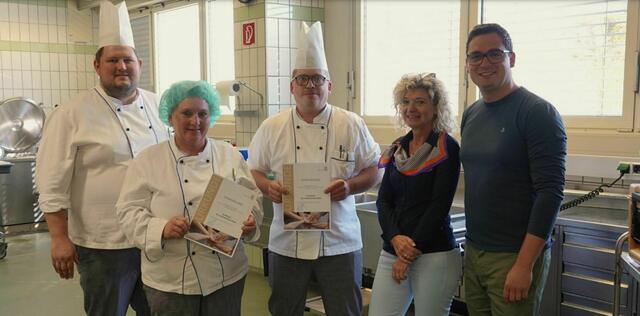 Bürgermeister Patrick Strobl überreichte beim Fototermin die Danksagungs-Urkunde der Stadtgemeinde Melk an Stv. Kaufmännische Direktorin Christa Pehn und Küchenleiter Langthaler Gerald, sowie den Mitarbeitern Gruber Andrea und Martin Kranzer | Foto: Stadt Melk/Constanze Schedlmayer
