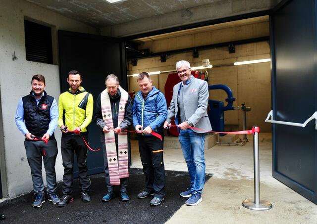 Kompetenz beim Durchschneides des Bandes: Edi Fröschl, Bgm. Thomas Suitner, Pfarrer Ernst Jäger, LA Andreas Kirchmair und Lizum-GF Werner Frießer (v.l.n.r.) | Foto: Hassl