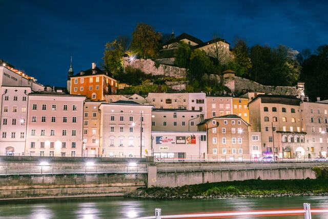 Seit über 100 Jahren befindet sich am Giselakai entlang der Salzach ein klein wenig versteckt zwischen den Altstadt-Häusern ein Kino. Seit 1978 ist es das Das Kino. | Foto: Patrick Daxenbichler