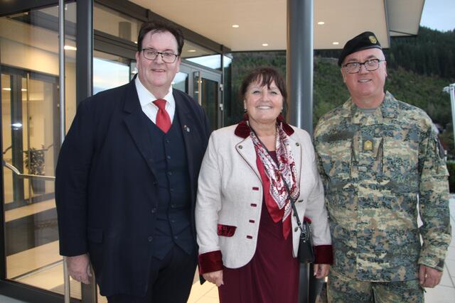 Landtagspräsidentin Manuela Khom mit Bürgermeister Thomas Heim (Ratten) und Heinz Zöllner (r.) vom Militärkommando Steiermark bei der Angelobung in Ratten. | Foto: MeinBezirk/Hofmüller