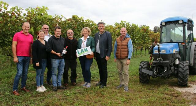 NÖ LAK-Präsident Andreas Freistetter (2.v.r.) und sein Team statteten auf ihrer Betriebsbesuchstour dem Weingut von Michael &amp; Carina Auer in Höflein einen Besuch ab. | Foto: NÖ LAK