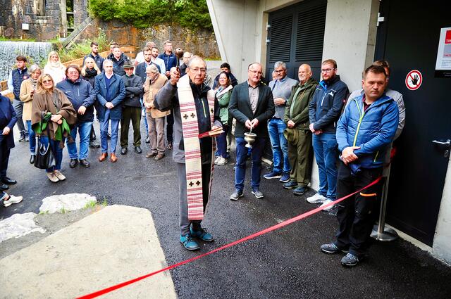 Pfarrer Ernst Jäger spendete den Segen für die beiden neuen Anlagen. | Foto: Hassl