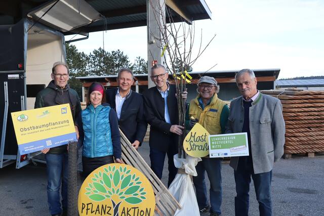 Franz Lumesberger (NÖ Landschaftsfonds), Martina Grill (Projektmanagerin), Bgm. Manfred Roitner, Bgm. Martin Leonhardsberger (Obmann-Stv. LEADER Region Mostviertel-Mitte), Hans Redl (Moststrasse), Anton Gonaus (Obmann LEADER Region Mostviertel-Mitte)
| Foto: LEADER Region Mostviertel-Mitte