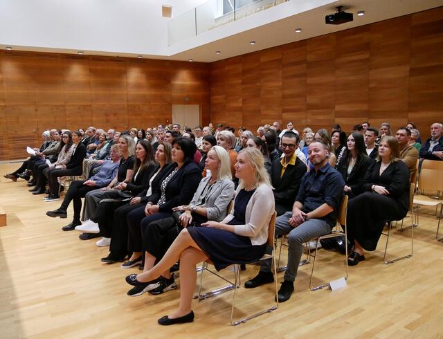 Im Katharina Lins Saal wurden die Diplome überreicht. | Foto: Krankenhaus St. Vinzenz Zams, BIZ/Agentur Polak