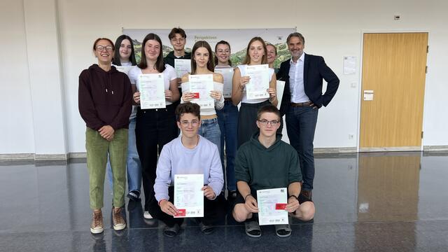 Prof. Ingo Korber-O'Connor, Raphaela Ebner, Lisa Fürhapter, Marcin Alempic, Ronja Kerschbaumer, Marie Veider, Lara Stauder, Leonie Gradl und Direktor Josef Pretis. | Foto: Hannes Gailer