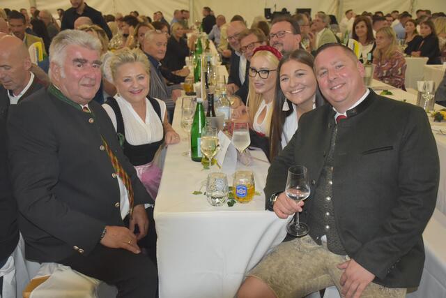 Hans und Irmi Kindermann (l.) und Sohn Stephan mit Partnerin Elisabeth (r.) | Foto: MeinBezirk/Fischer/Gady