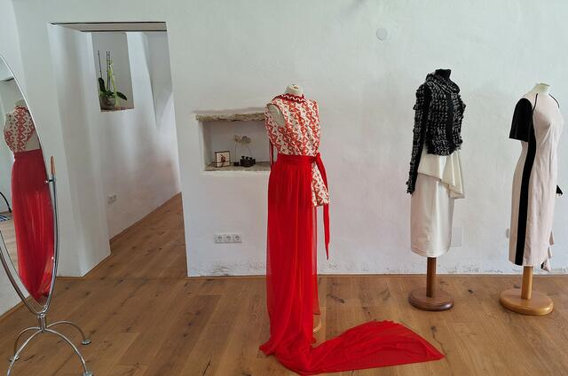Haute Couture im umgebauten Stallgebäude | Foto: Handl-Vill