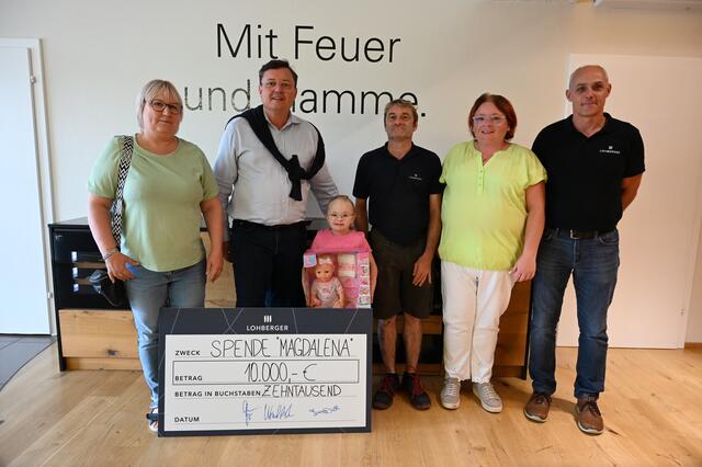 Der Scheck wurde von der Betriebsrätin, der Geschäftsführung und der Personalleitung an die Familie Rachbauer übergeben. | Foto: Lohberger GmbH