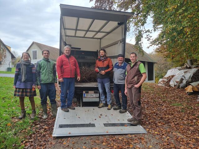 Elisabeth Ofner, Stefan Tschiggerl, Bernd Wieser, Curd Ranz und Alois Absenger vom Blaurackenverein mit Stefan Gollmann (v.l.), der sich einen Baum sichert.  | Foto: Blaurackenverein 