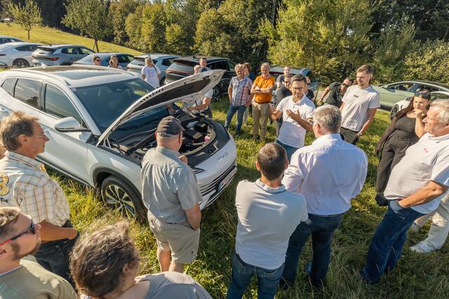 Die Teilnehmer lernten die BYD-Elektro- und Hybrid-Fahrzeuge von nahem kennen. | Foto: Löschenkohl/Pold/BYD Österreich
