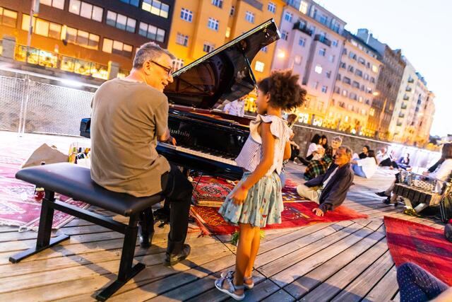 Marino Formenti freut sich über Musikwünsche von Jung bis Alt.  | Foto: Hans Jürgen Hauptmann