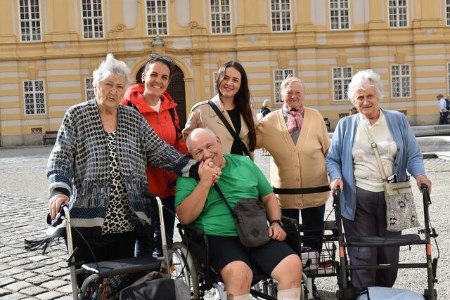 Das Stift Melk beeindruckte die Urlaubsgruppe mit barocker Architektur und einer spannenden Geschichte: Urlaubsgast aus Graz Renate Paltauf, Seniorenbetreuung aus Pöchlarn Ulrike Martin, Urlaubsgast aus Graz Hermann Pucher, Mitarbeiterin aus Graz Amilia Kasumovic, Bewohnerin aus Pöchlarn Margarete Schneider und Urlaubsgast aus Graz Elisabeth Reiter. | Foto: SeneCura