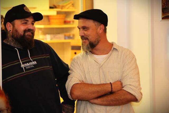 Entspannt beim Fest: Werkstättenchef Dominik Maier und Hausleiter Christoph Tremetzbeger. | Foto: Eckhart Herbe