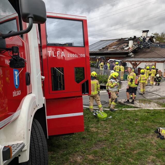 Am Donnerstagnachmittag kam es in Dölsach zu einem Großbrand in einem Firmengebäude. Das Feuer war im Bereich des Daches und des Kamins ausgebrochen. | Foto: Simon Gütl/FF Dölsach