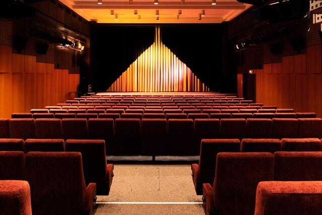 Der Kinosaal im Das Kino. Im Zuge der Sanierung im Sommer 2023 wurde er mit einer Klimaanlage ausgestattet. | Foto: Adrian Almasan