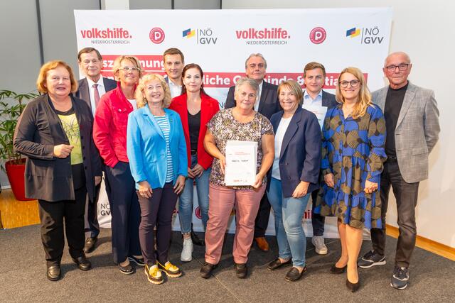 Bezirksfoto St. Pölten: Altlengbach (SFI), Eichgraben (SFI), Hofstetten-Grünau (SFI), Ober-Grafendorf (SFG), Rabenstein an der Pielach (SFI). 

Personen: Volkshilfe NÖ Vizepräsidentin und Bezirksvorsitzende Heidemaria Onodi, PVNÖ Präsident Hannes Bauer, Sozialombudsfrau Sabine Ramel, 3. LT-Präsident Eva Prischl, LR Sven Hergovich, Sozialombudsfrau Eleonore Kirchner, Sozialombudsfrau Andrea Kotmiller (Volkshilfe Regionalverein), NÖ GVV Präsident Andreas Kollross, Volkshilfe Regionalleiterin Gerlinde Kogler, Herbert Hollaus (Hofstetten-Grünau), LR Ulrike Königsberger-Ludwig, Volkshilfe NÖ Präsident Ewald Sacher | Foto: Werner Jäger