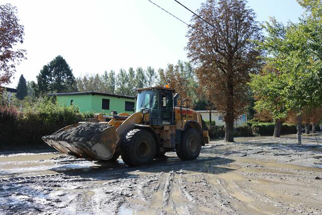 Einsatzorganisationen und Freiwillige arbeiten auch im Strombad an der Beseitigung der massiven Schäden. | Foto: Stadtgemeinde Klosterneuburg