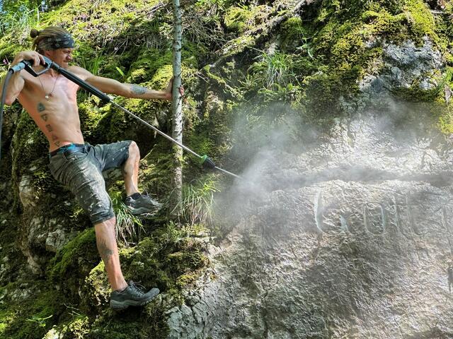 Arbeiten an der Inschrift. | Foto: IHV2024