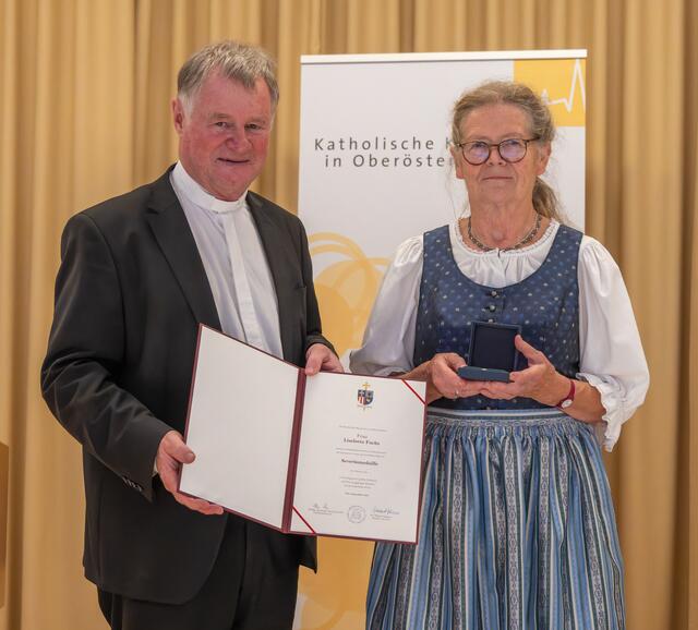 Bischof Manfred Scheuer mit Liselotte Fuchs. | Foto: Diözese Linz/Jack Haijes