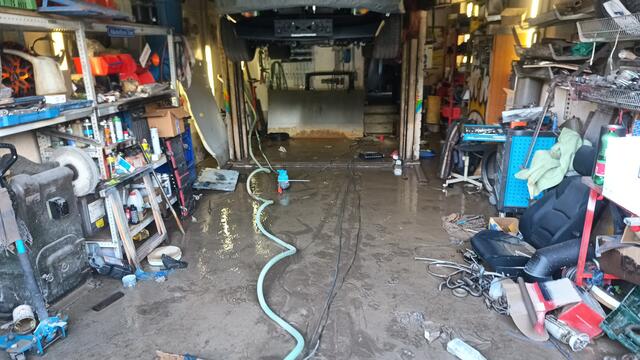 Stefan Richterschitz hatte in seiner Garage in Scheibbs mit dem verheerenden Hochwasser zu kämpfen. Dafür wurde er jetzt mit einer anonymen Anzeige und einer Geldstrafe "belohnt".