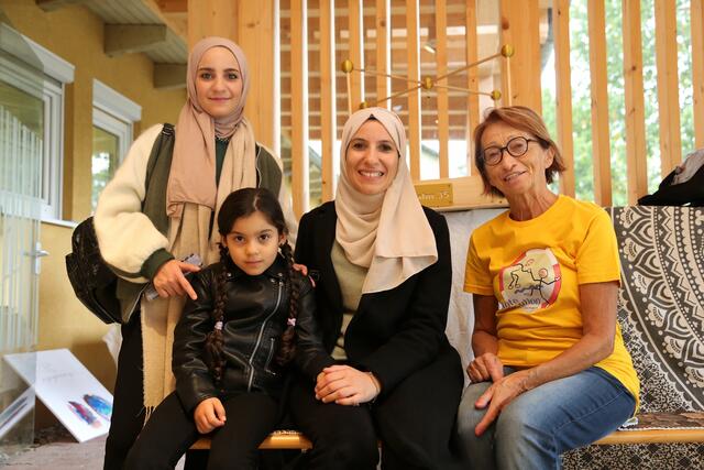 Ihren Platz in St. Georgen gefunden: Die syrischstämmige Kindergärtnerin Fantia (r.) mit ihrer Tochter und die Informatikerin Ntanja (l.), hier mit Hilde Straussberger,  arbeiten in ihren angestammten Berufen in Linz. | Foto: Eckhart Herbe