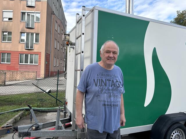 Edmund Cvak vor der mobilen Heizzentrale. | Foto: Nina Taurok
