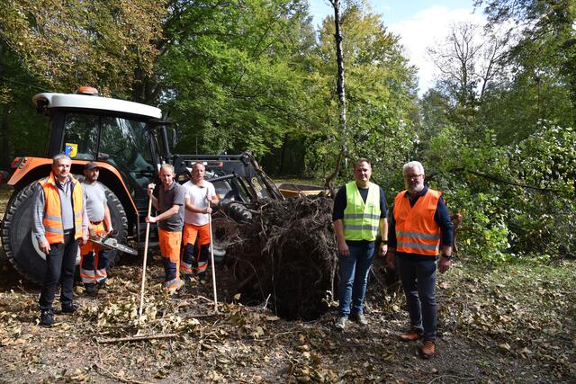 Bgm. Christian Samwald, Stadtrat Gerhard Windbichler und Bauhofleiter Bernhard Feurer mit Mitarbeitern des Städtischen Bauhofes Ternitz. | Foto: Stadtgemeinde Ternitz