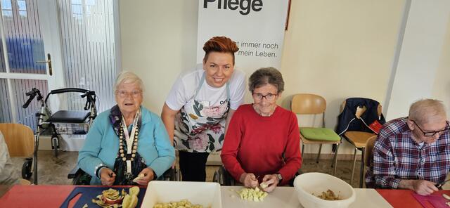 Viel Freude bei der Arbeit und Strudelzubereitung hatten Heinsche Roswitha, Sozialbetreuerin Berbic Renata und Juri Elisabeth (v.l.n.r) | Foto: Caritas