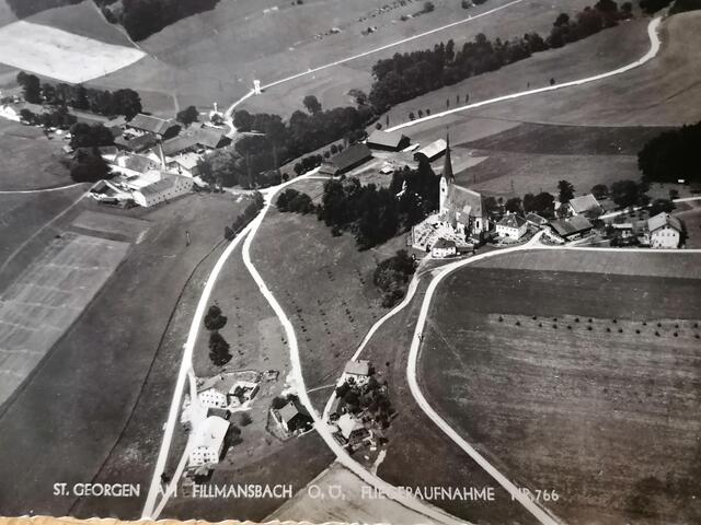 Das alte Foto aus St. Georgen am Fillmannsbach zeigt eine Luftaufnahme der Gemeinde und stammt aus dem Jahr 1956. | Foto: Dicker