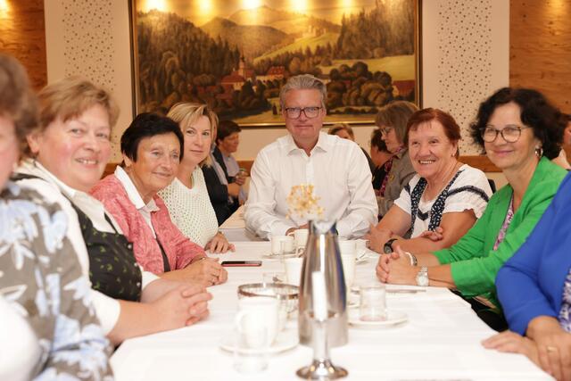 Der Landeshauptmann gemeinsam mit den Bürgerinnen und Bürgern. | Foto: zVg