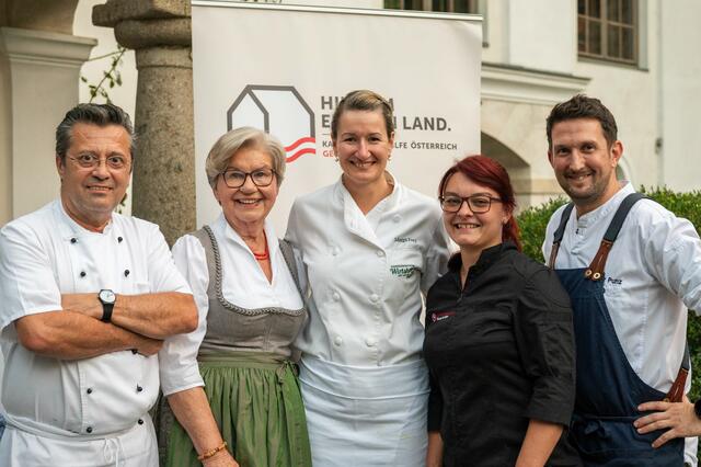 Die 4 Köche mit Sissi Pröll: vl.n.r. Albin Hawel, Sissi Pröll, Margit Frey, Claudia Langthaler, Werner Punz | Foto: Fotodesign-Winter.com
